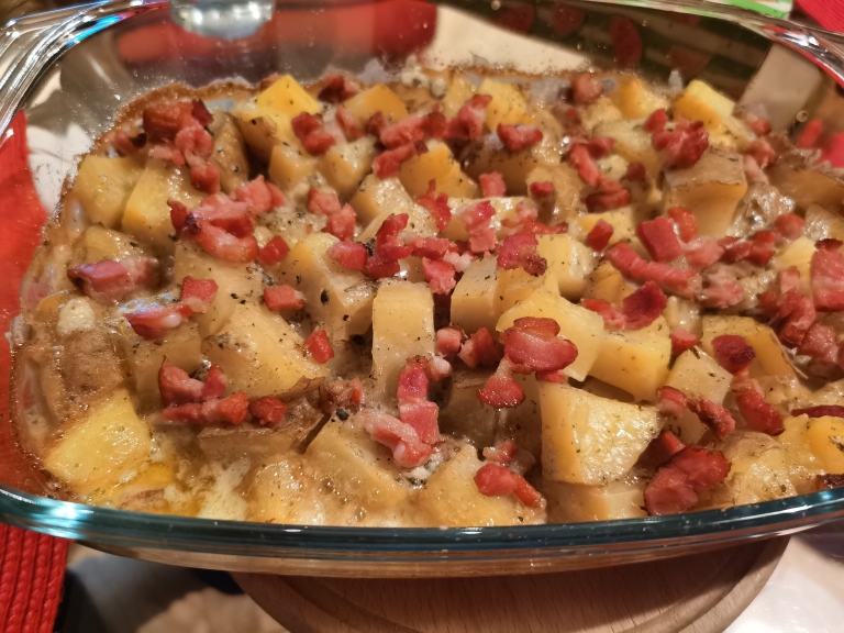 Cartofi cu gorgonzola și șuncă afumată
