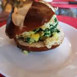 Omletă cu ouă de prepeliță și spanac