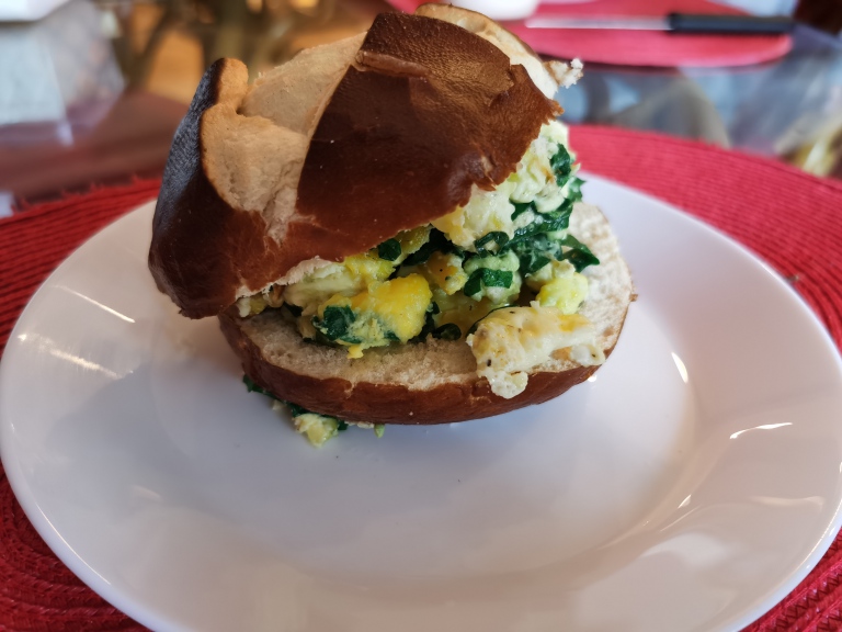 Omletă cu ouă de prepeliță și spanac