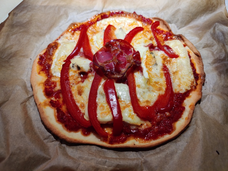 pizza cu blat subtire cu iaurt