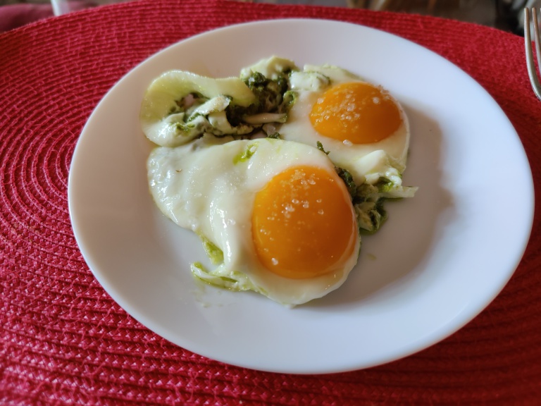 ochiuri cu sos pesto