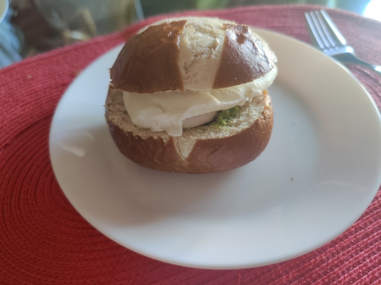 oua posate cu avocado