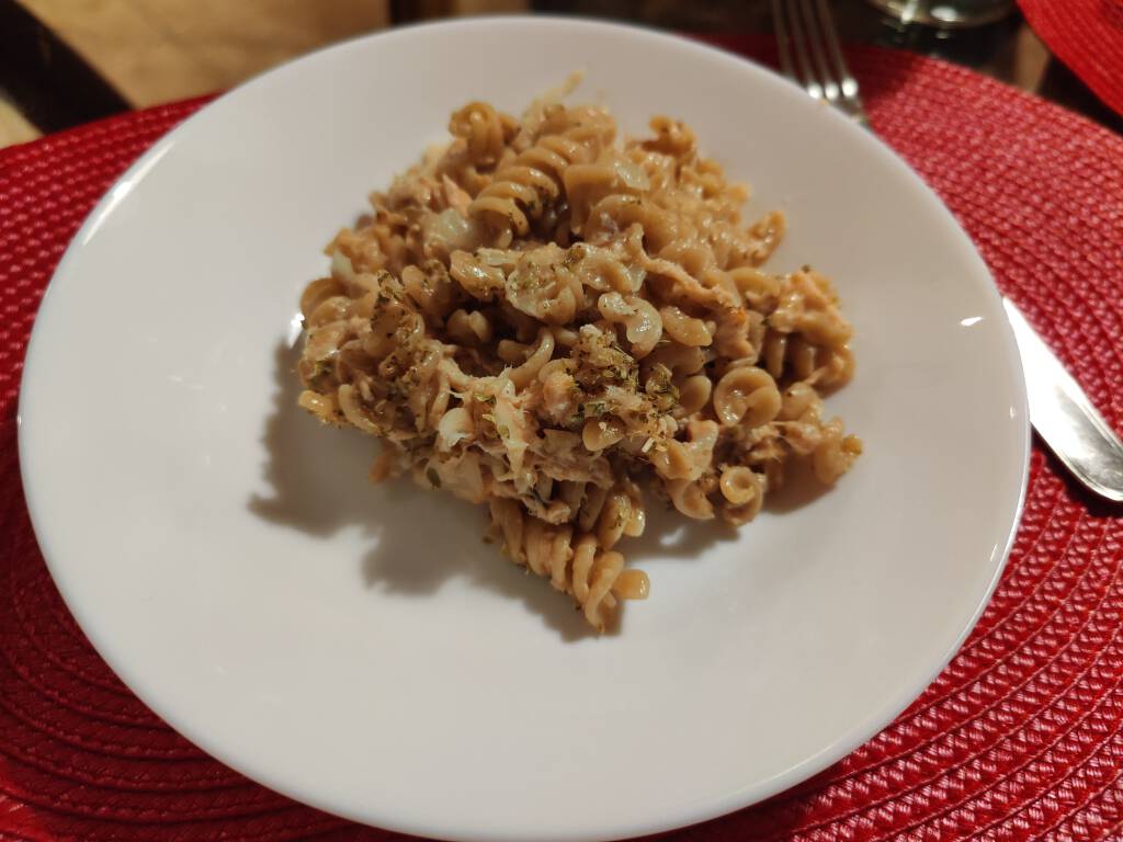 fusilli cu somon si ceapa in sos de vin