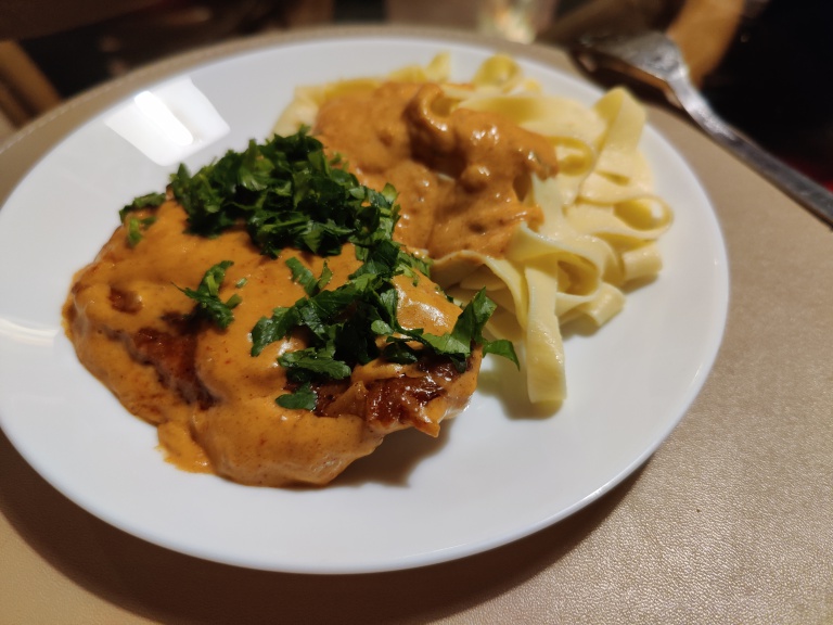 Muschi de porc in sos unguresc cu boia si smantana