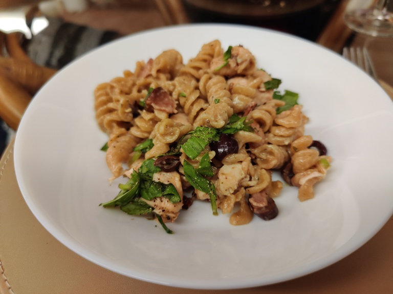 Fusilli con Pollo e Salsa di Formaggio di Pecora