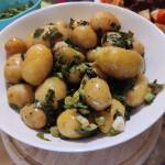 cartofi noi la cuptor cu usturoi verde