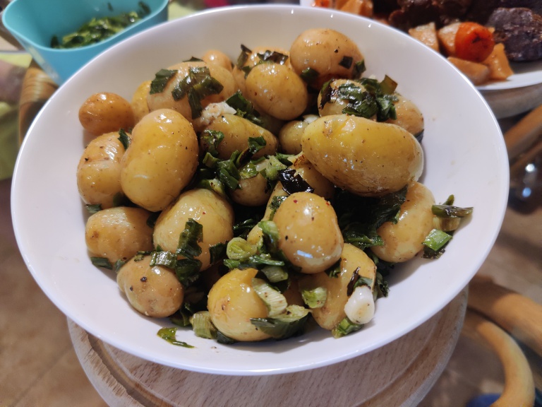 cartofi noi la cuptor cu usturoi verde