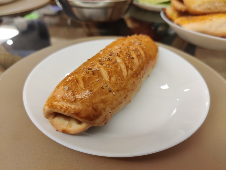 cremwurst cu mozarella in aluat
