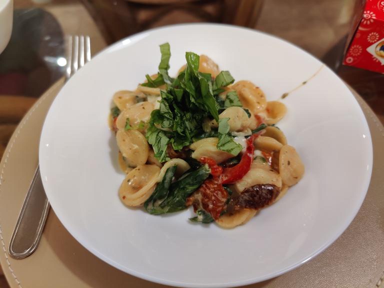 Orecchiette cu rosii uscate si burrata