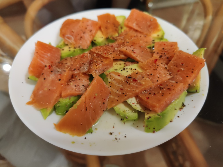 somon afumat cu avocado