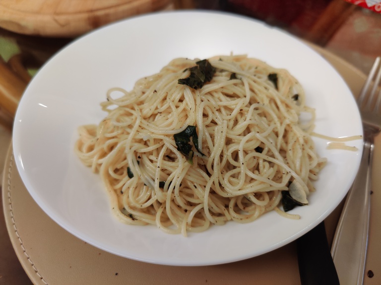 spaghetti cu unt usturoi si vin