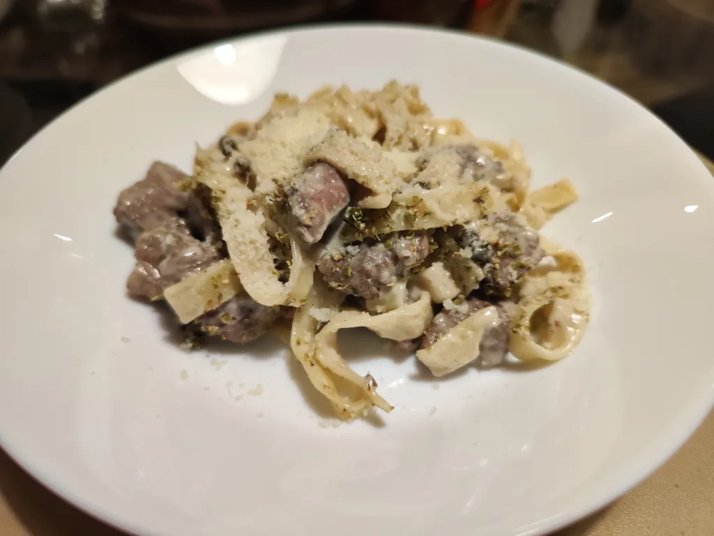 Tagliatelle con filetto di manzo e pepe verde