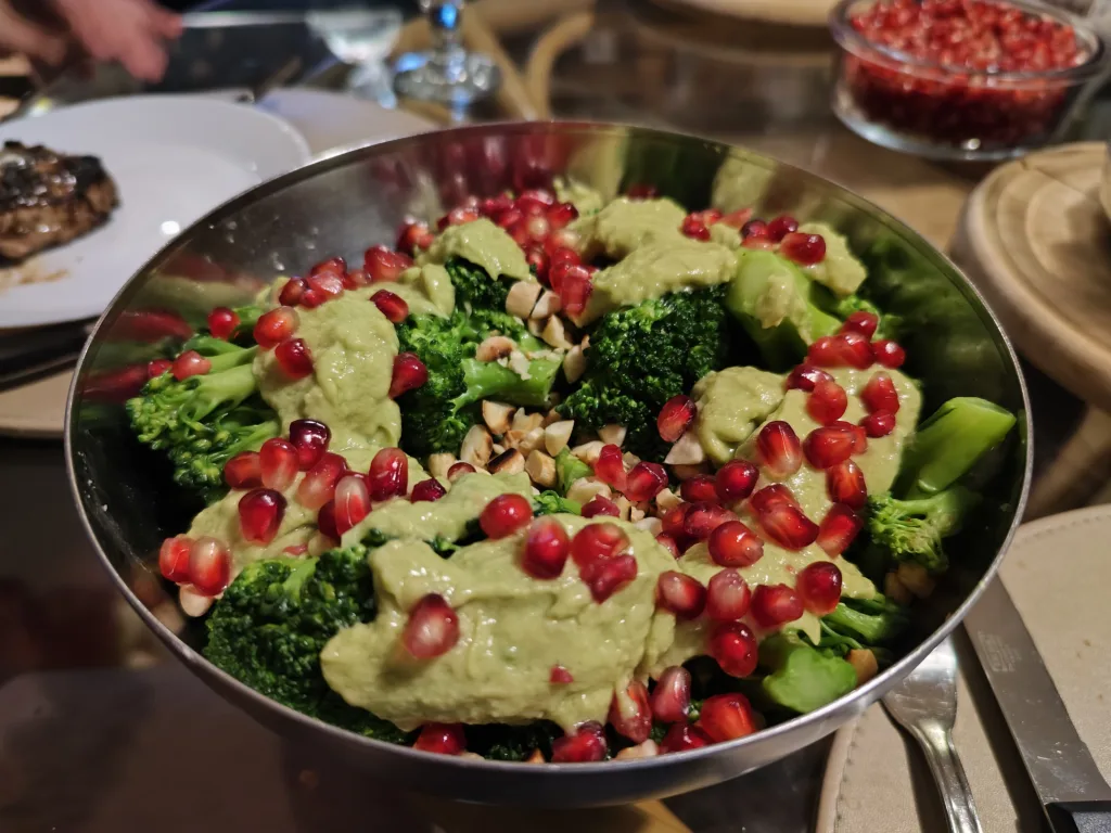 salata de brocoli cu maioneza de avocado