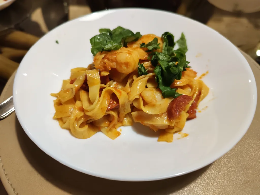 Tagliatelle con Gamberi e Salami