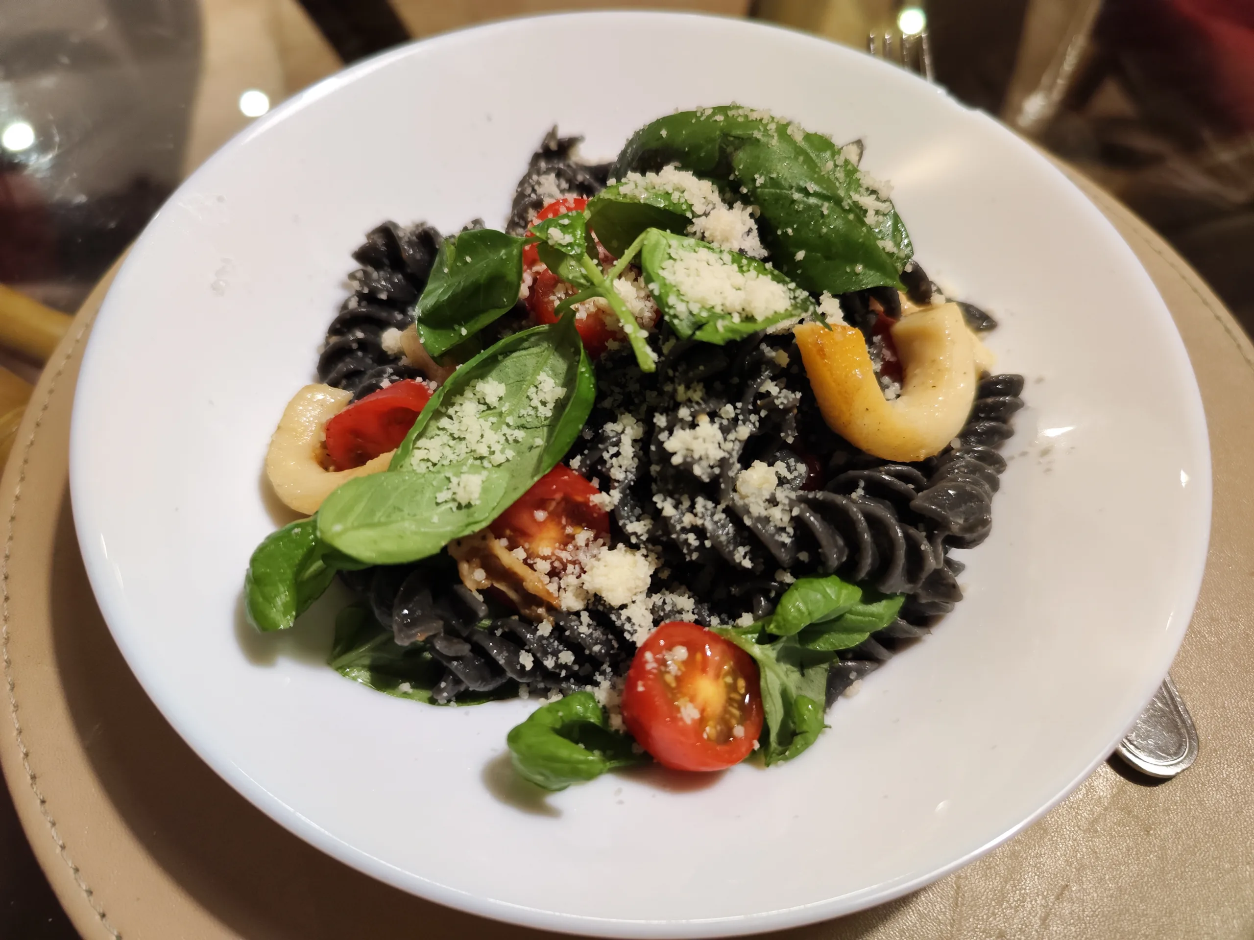 Fusilli tricolori con calamari