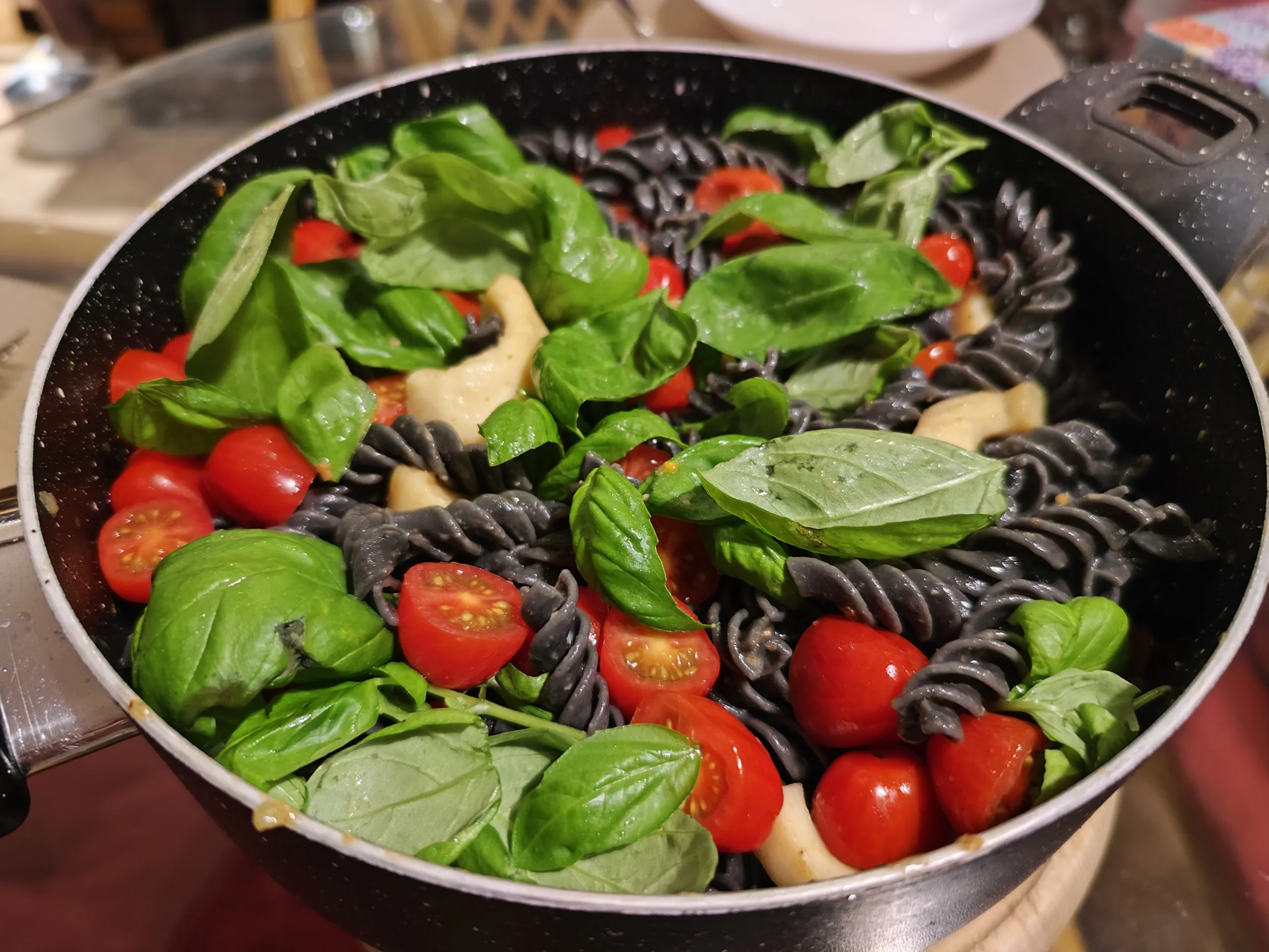 Fusilli tricolori con calamari