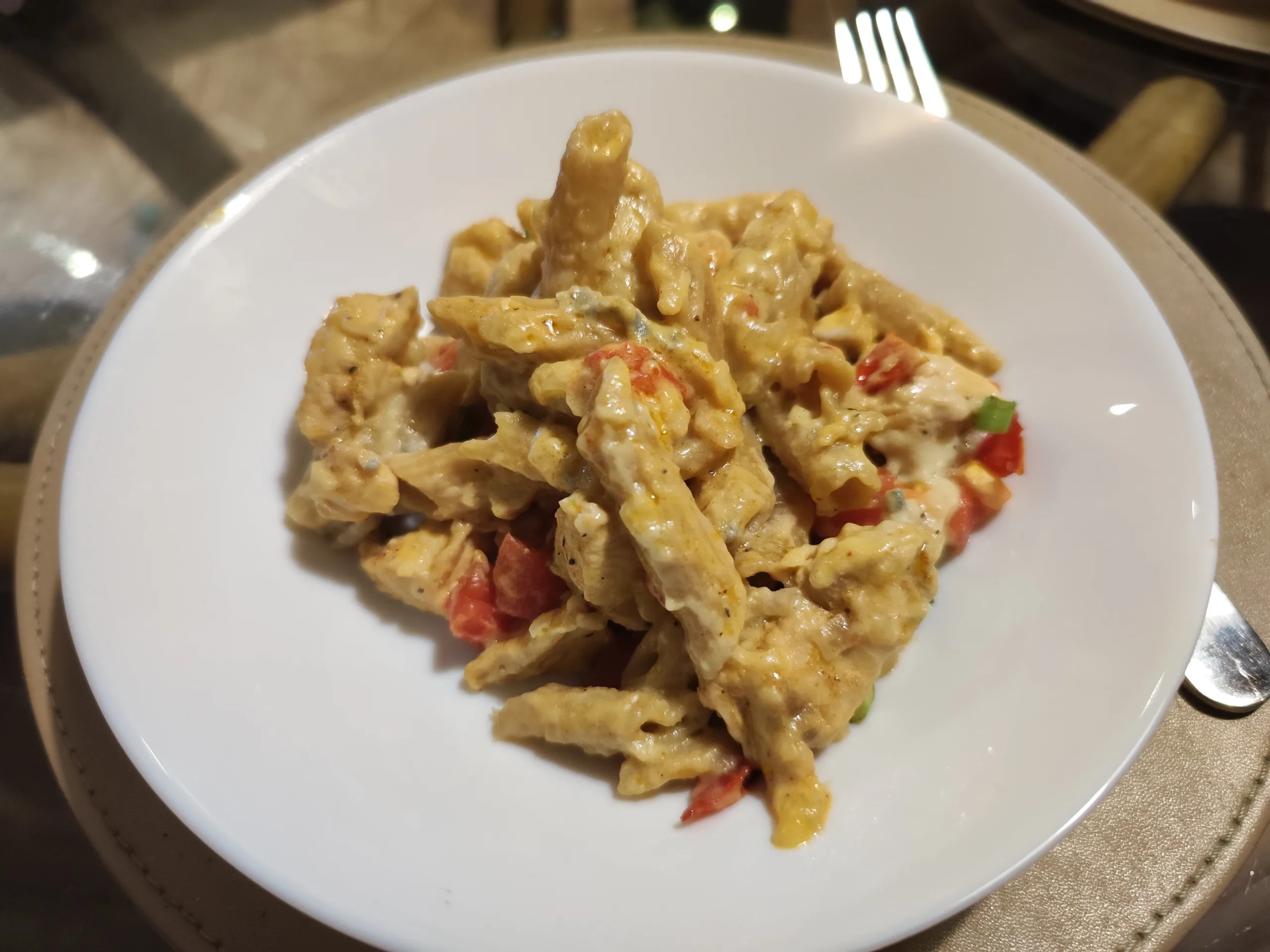 Penne con pollo e bechamel al forno