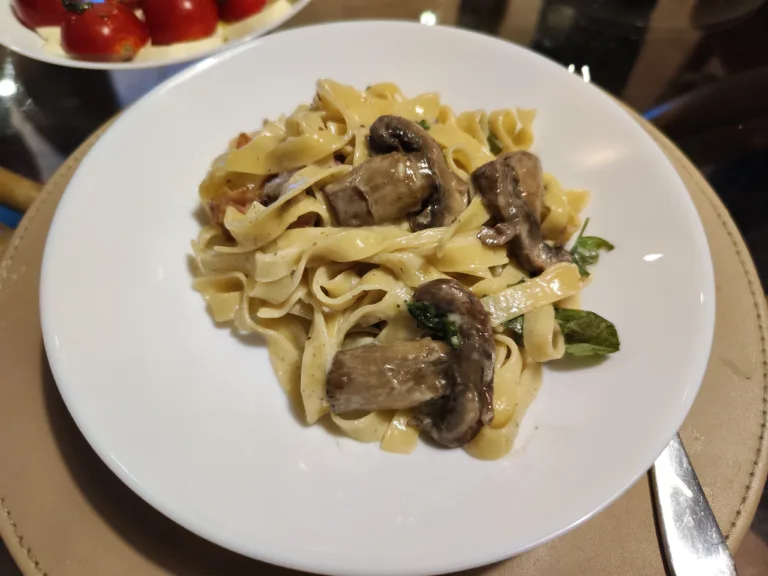 Tagliatelle Pancetta e Funghi