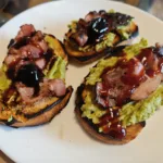 Bruschete cu avocado si bacon