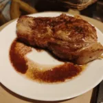 Cotlet de porc cu sos de vin fiert