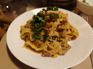 Tagliatelle con Guanciale e Piselli in Salsa di Formaggio