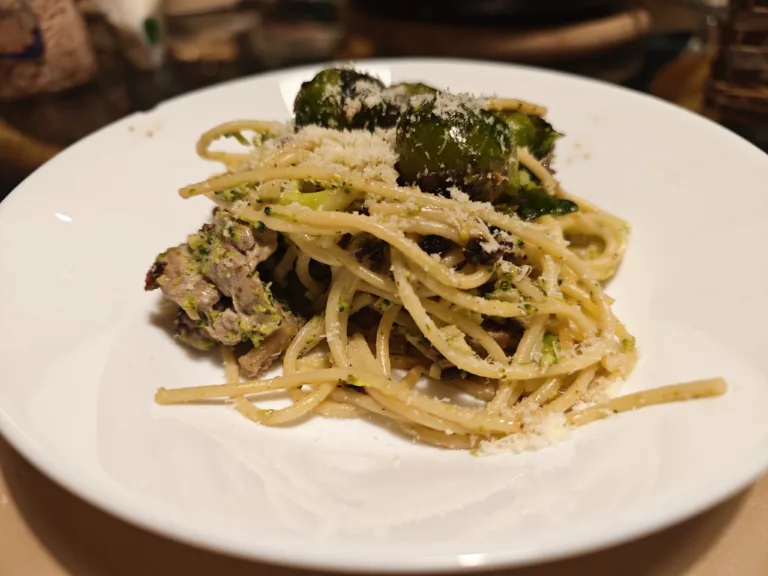 Spaghetti cu brocoli si varza de bruxelles