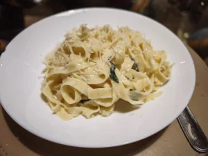 Tagliatelle alfredo al basilico