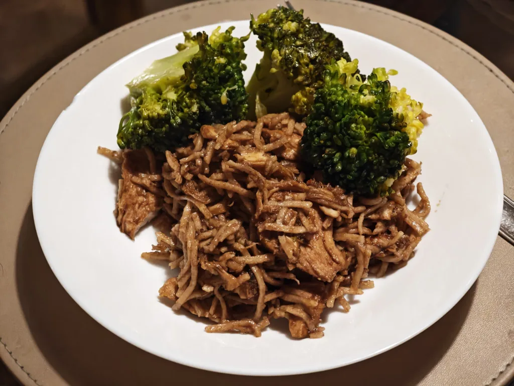 Pui cu noodles si brocoli