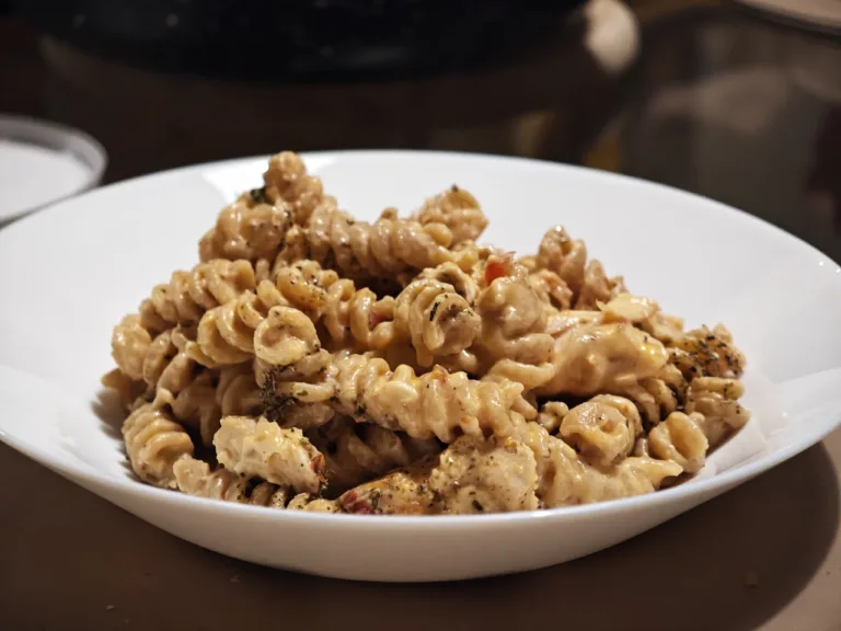 Fusilli cu pui si sos sweet chilli