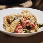 Fusilli cu somon, feta, spanac si rosii