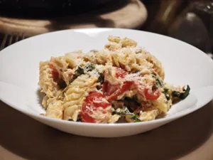 Fusilli cu somon, feta, spanac si rosii