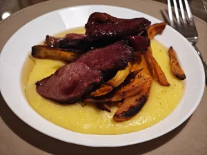 Pastrama de rata cu cartofi dulci