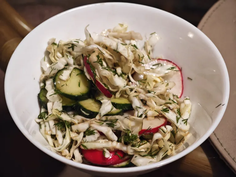 Salata de varza cu castraveti si ridichi