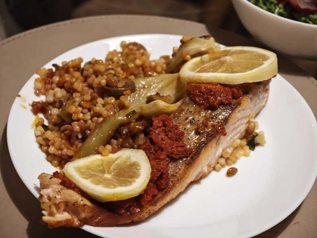 Somon cu fenicul si pesto de rosii uscate