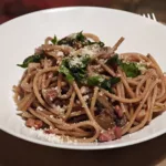 Spaghetti cu vin rosu, ciuperci si pancetta