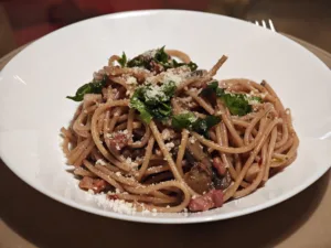 Spaghetti cu vin rosu, ciuperci si pancetta