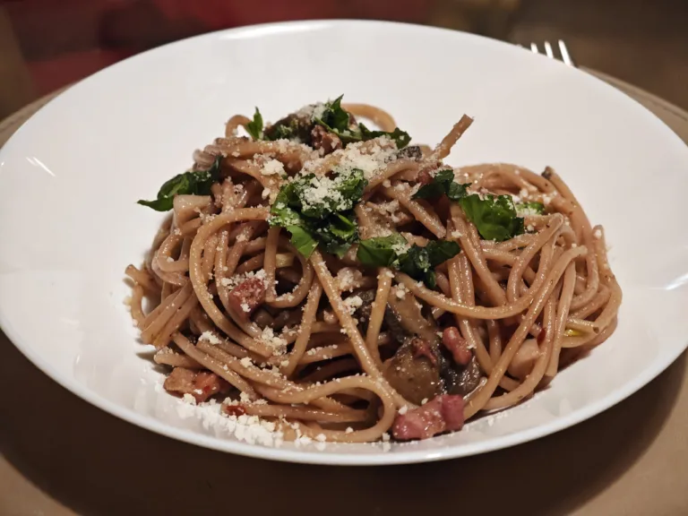 Spaghetti cu vin rosu, ciuperci si pancetta
