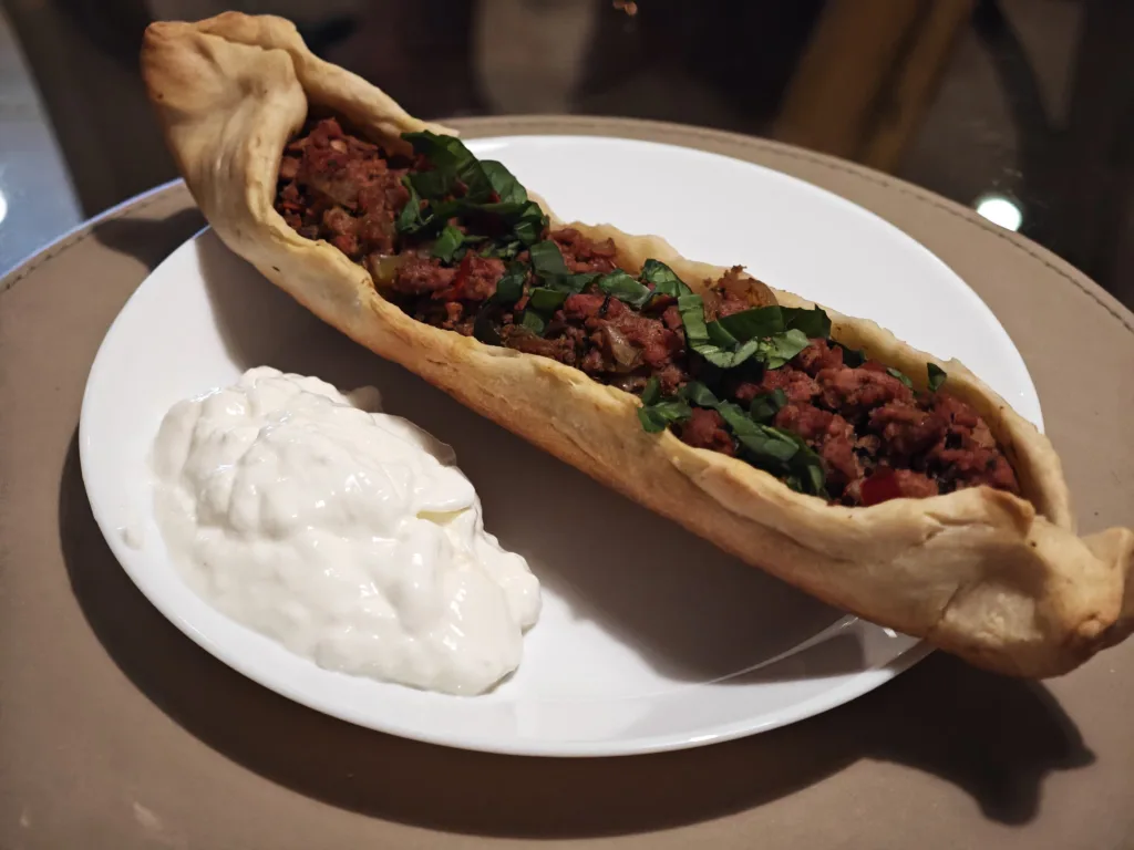 Pide cu carne