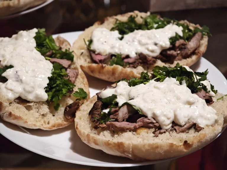 Sandwich cu muschi de vita si sos brie