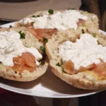 Sandwich cu somon afumat si sos brie