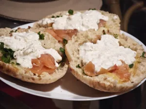 Sandwich cu somon afumat si sos brie