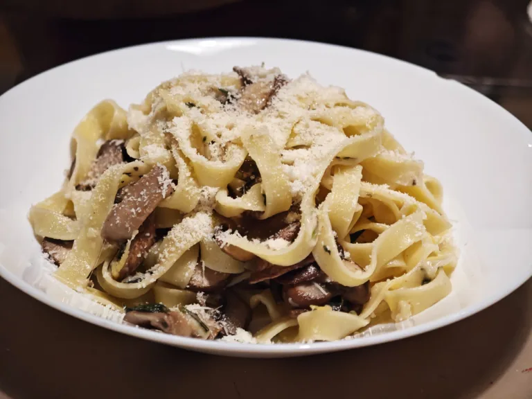 Tagliatelle cu ciuperci si lamaie