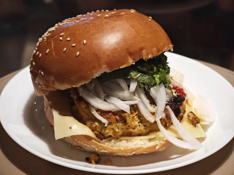 Burger de pui cu sos curry