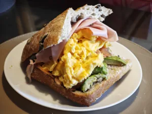 Ciabatta cu somon afumat, avocado, ou si mortadella