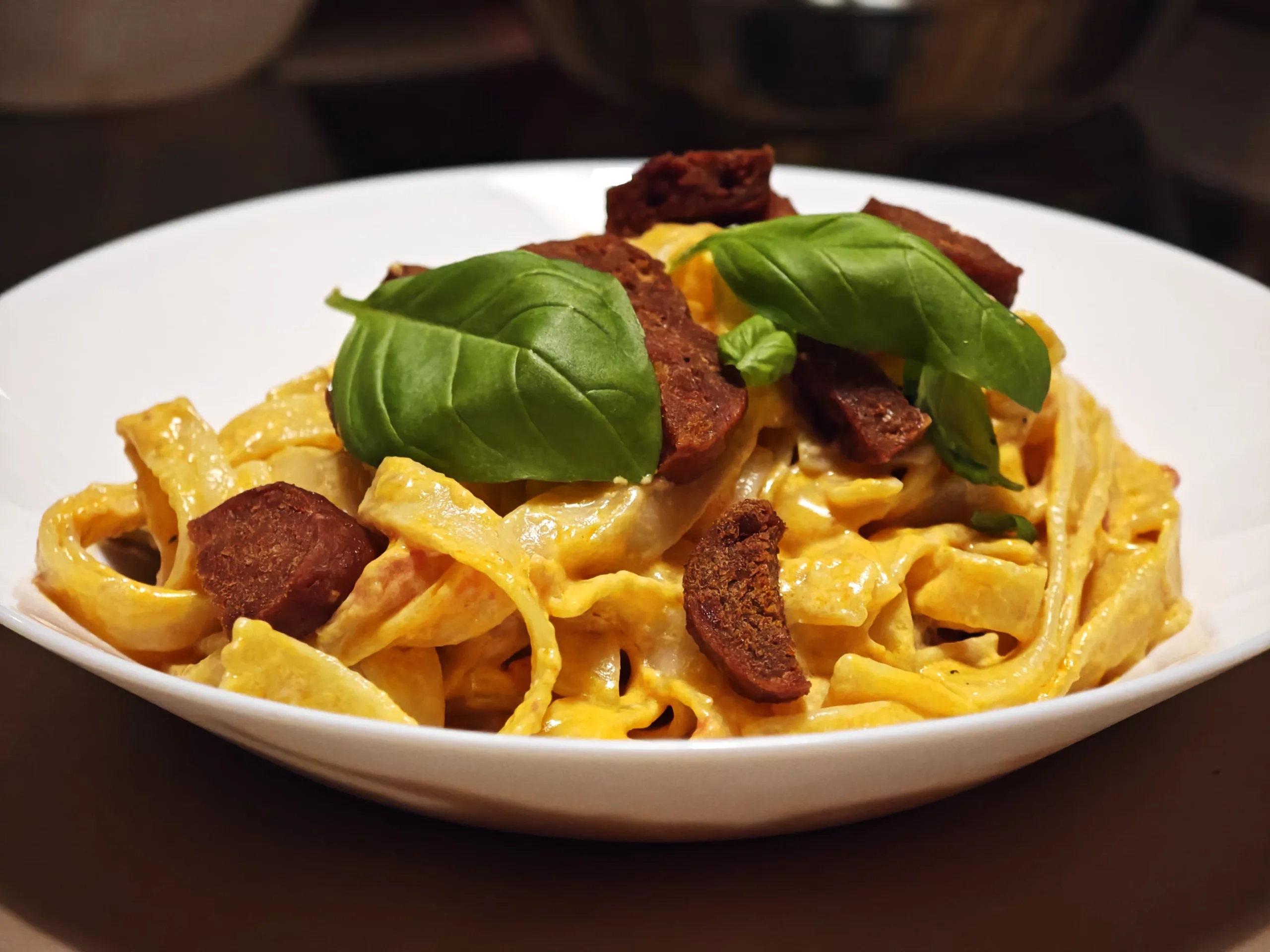 Tagliatelle cu carnati chorizo si sos roze