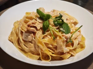 Tagliatelle cu somon si sos roze
