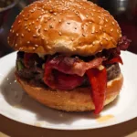 Burger muntenesc cu salata de ardei copti