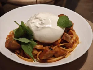 Linguine cu vinete si burrata
