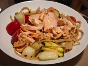 Spaghetti cu somon zuchini si pepene galben