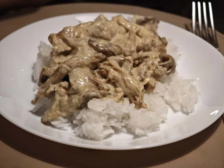 Pui cu ciuperci si smantana cu curry